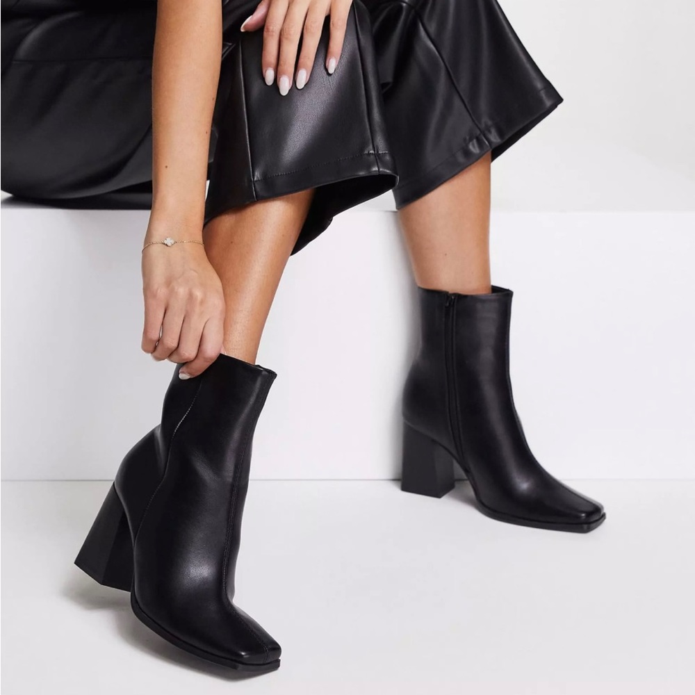 Square-toe heeled boots